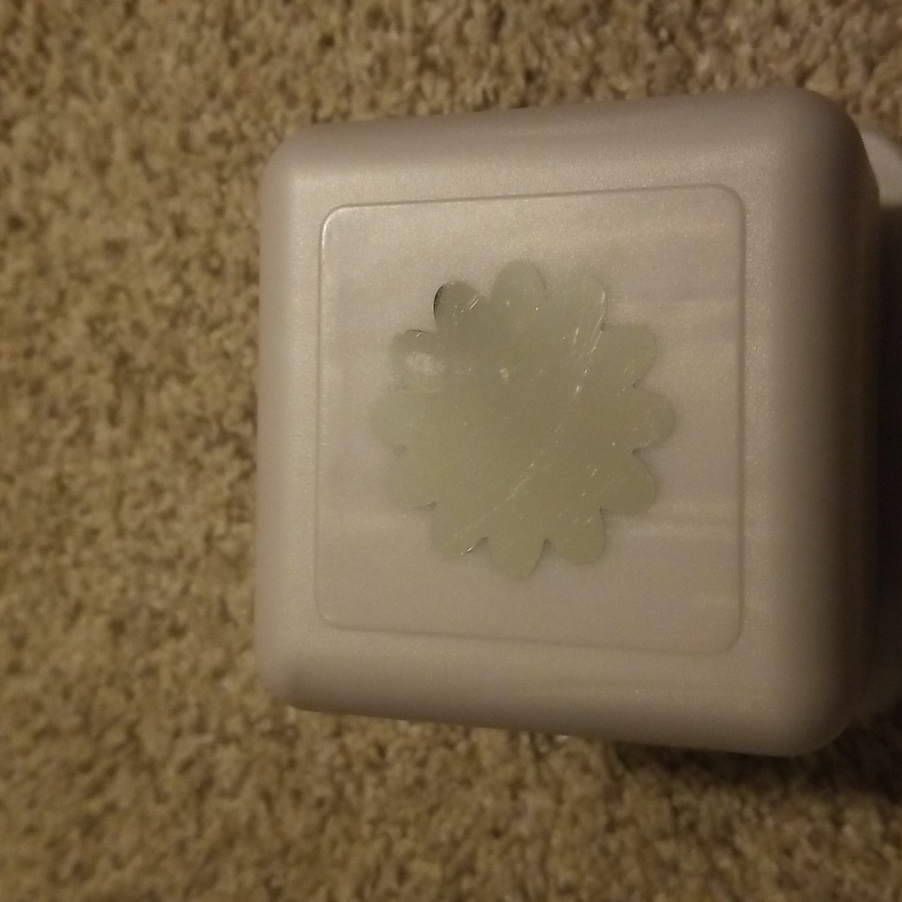 Creative Memories Scalloped Circle punch